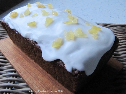 würziger Karotten & Ingwerkuchen mit Puderzuckerglasur überzogen