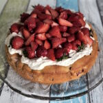 Rhabarberkuchen mit frischen Erdbeeren