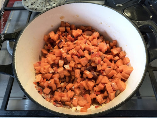 Gemüse angeschwitzt für Scharfe Karottensuppe mit Pita-Croûtons