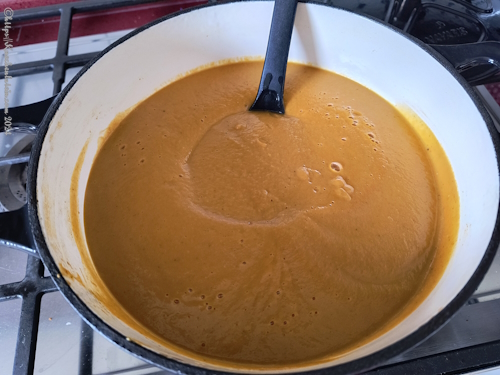 Scharfe Karottensuppe mit Pita-Croûtons