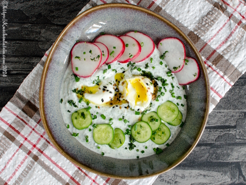 Cilbir mit knackigem Gemüse und Kräutern 