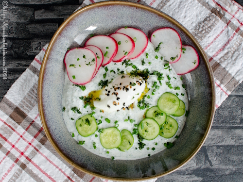 Cilbir mit knackigem Gemüse und Kräutern