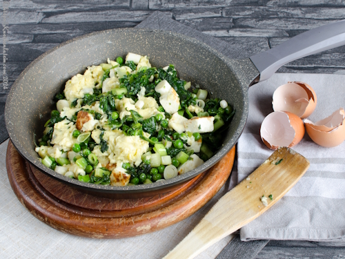 Grüne Eier mit Halloumi und Kräutern