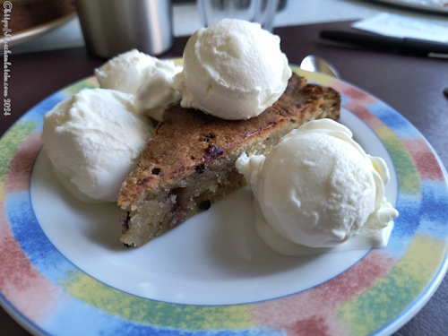 Joghurteis auf Brombeerkuchen