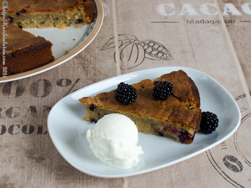 Mandelkuchen mit Brombeeren und weißer Schokolade mit Joghurteis