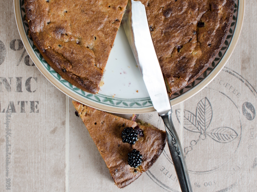 Mandelkuchen mit Brombeeren und weißer Schokolade