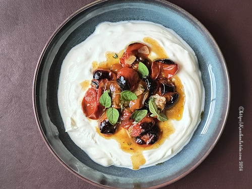 Heiße Ofentomaten auf kaltem Joghurt