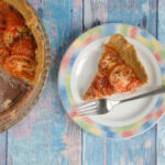 Tomatentarte mit Senf und Schalotte