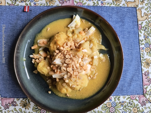 Blumenkohl mit Kokosmilch-Currysauce, gehacktem Ei und Erdnüssen