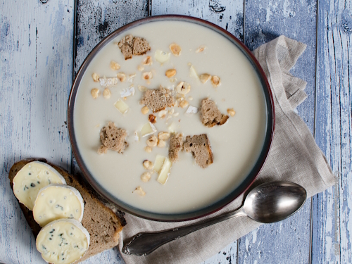 Selleriesuppe mit Blauschimmelkäse und Haselnüssen