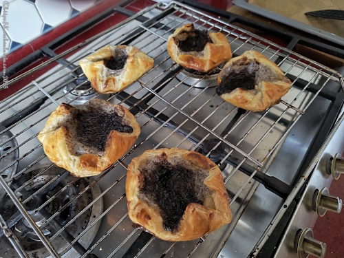 Blätterteigtaschen mit Mohn