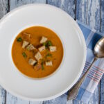 Karotten-Paprika-Suppe mit Croûtons