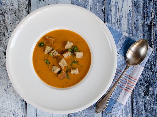 Karotten-Paprika-Suppe mit Croûtons