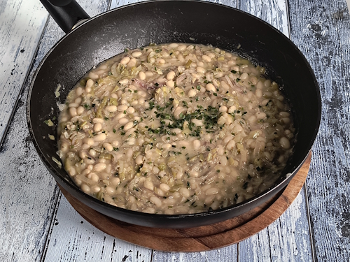 Weiße Bohnen mit karamellisierten Zwiebeln, Lauch und Schnittlauch