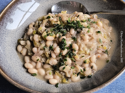 Weiße Bohnen mit karamellisierten Zwiebeln, Lauch und Schnittlauch