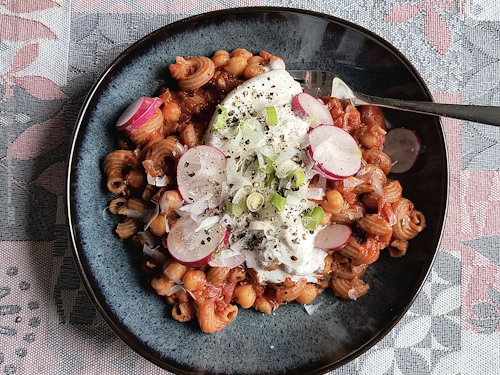 Tomaten-Kichererbsenpasta mit Burrata