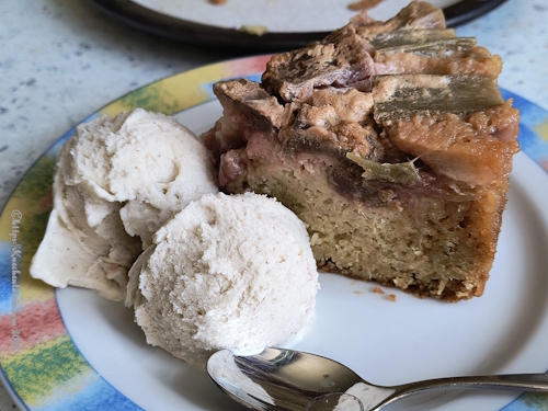 Rhabarberkuchen mit Karamellsauce