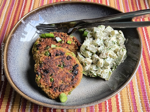 Haferflockenbratlinge mit Gurkengemüse