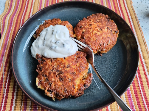 Karotten-Halloumi-Bratlinge mit Limetten-Joghurt-Dip