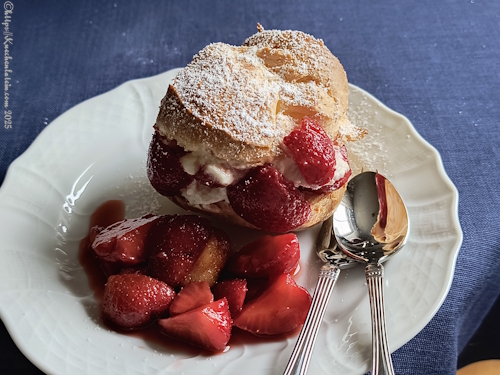 Windbeutel mit Erdbeeren und Sahne