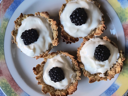 Baked oatmeal cups - 4 Gebackene Haferflockenschälchen gefüllt