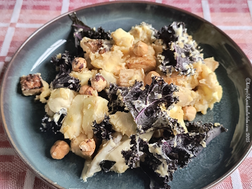 Herbstlicher Salat mit gebackenem Knollensellerie, gelben Erbsen und gerösteten Nüssen