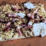 Rosenkohlpizza mit Bacon und Burrata