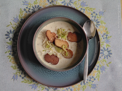 Cremige Bergkäsesuppe mit Mett und Laugen-Croûtons