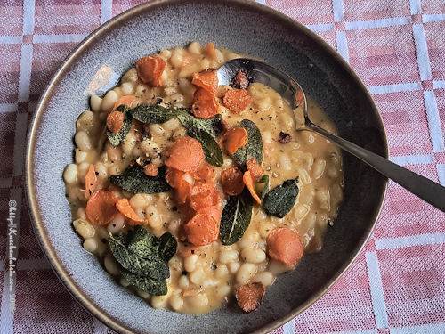 Teller mit Bohnotto mit Salbei und Karotte