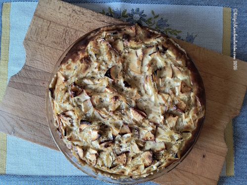 Apfel-Zwiebel-Quiche mit Mohn in Tarteform