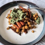 Honig-Harissa-Karotten mit Kichererbsen auf Feta-Joghurtcreme