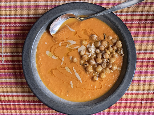 Cremige Karottensuppe mit Tahini und Rosmarin nach Anna Jones, garniert mit gerösteten Kichererbsen und Olivenöl