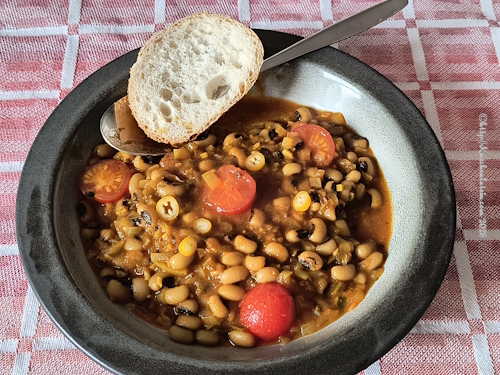 Teller mit Brotscheibe und Punjabi Lobia – Curry mit Augenbohnen von Sam Jones