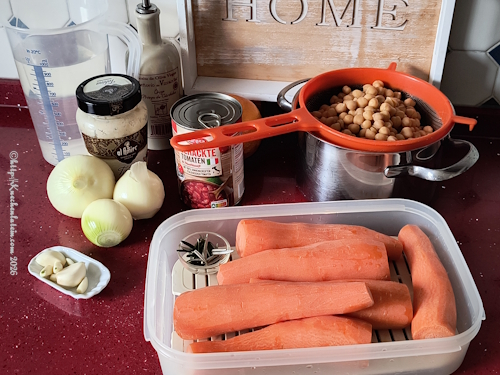 utaten für Anna Jones Karottensuppe mit Tahini und Rosmarin: Karotten, Tahini-Glas, Zwiebeln, Knoblauch, Tomaten, Olivenöl, Rosmarin und Kichererbsen