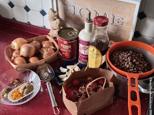 Punjabi Lobia – Curry mit Augenbohnen von Sam Jones Die Zutaten dafür auf Arbeitsfläche