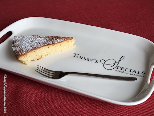 Ein Tortenstück Altwiener Topfentorte angerichtet auf Porzellantablett