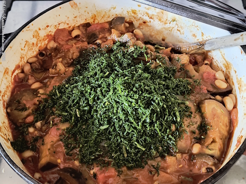 Augenbohnencurry mit Auberginen und Dill im Topff