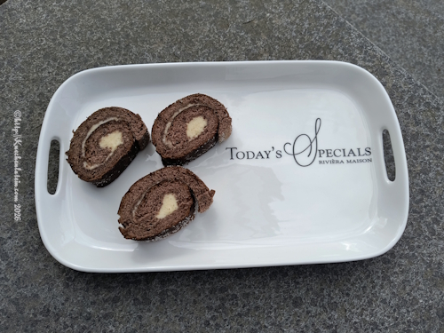 Drei Scheiben Drömtårta - Traumrolle mit Buttercremefüllung