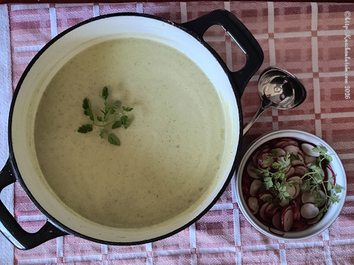 Topf mit Kerbel-Erbsensuppe mit frischem Kerbel garniert