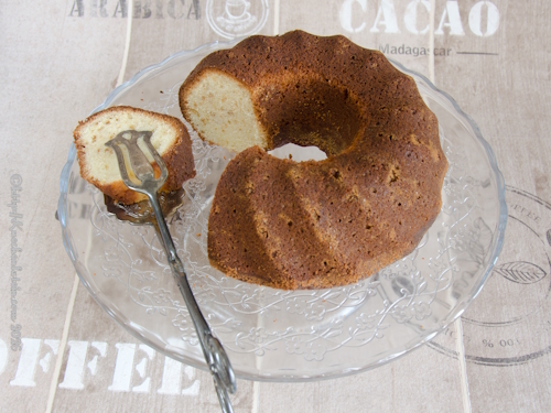 Ansicht des Miami-Beach-Sauerrahmkuchens, gebacken in einer klassischen Napfkuchenform, ohne Glasur