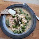 Spargelsuppe mit Graupen und gelben Erbsen