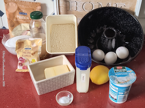 Zutaten für den Miami-Beach-Sauerrahmkuchen: u.a. Mehl, Butter, Zucker, Eier, Sauerrahm, Mandeln und Zitrone