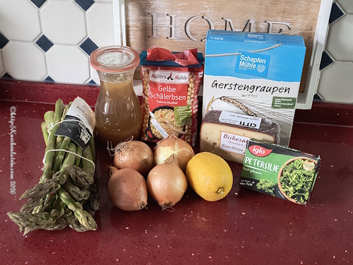 Zutaten für Spargelsuppe mit Graupen und gelben Erbsen: Spargel, Brühe, Zwiebeln, Zitrone gelbe Erbsen, Graupen Petersilie