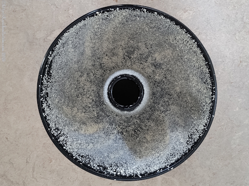 gebutterte mit gemahlenen Mandeln ausgestreute Emailleform für den Miami-Beach-Sauerrahmkuchen