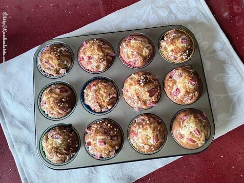 2 frisch gebackene Rhabarbermuffins mit Kardamom im Muffinblech