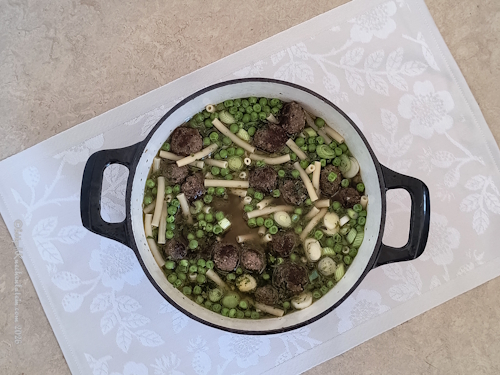 Kochtopf gefüllt mit Fleischbällchen mit Pasta