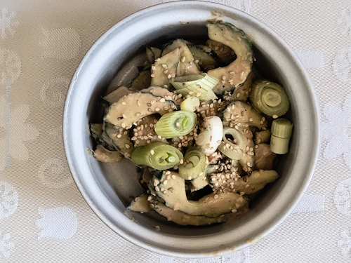 Gurken in cremiger Sesam-Sauce in Salatschüssel