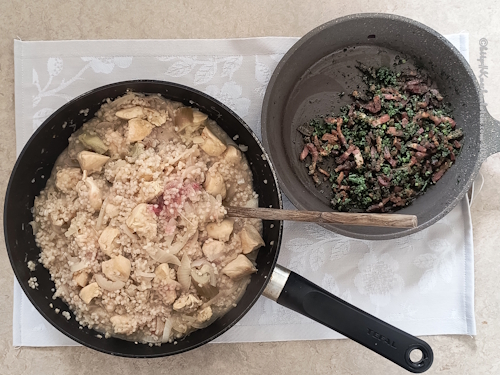 2 Pfannen: Hähnchen mit Perlgraupen und Rhabarber, die andere mit Kräuterbacon