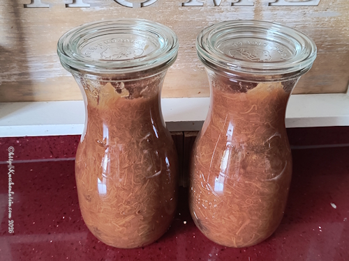 Zwei Weckgläser mit Rhabarber Chutney