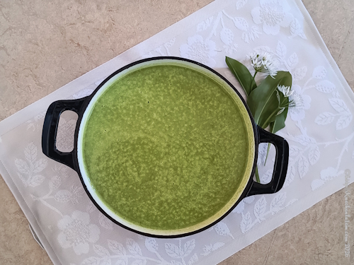 Topf mit Bärlauch-Kartoffel-Suppe